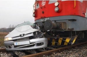 Proveden crash test eksperiment sudara osobnog automobila i željezničkog vozila