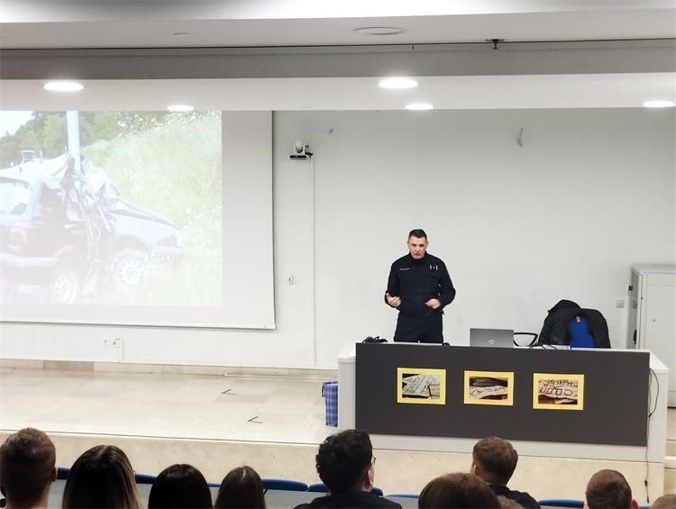 Policijski službenik predaje učenicima o sigurnosti u prometu u Požegi