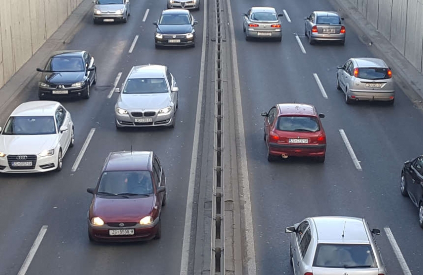 STATISTIKA: Muškarci u Hrvatskoj se na posao voze autom dok žene pješače