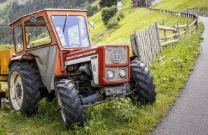DUGA RESA: Alkoholiziran, na neregistriranom traktoru, bez police obveznog osiguranja. Kazna - 20.700 kuna!